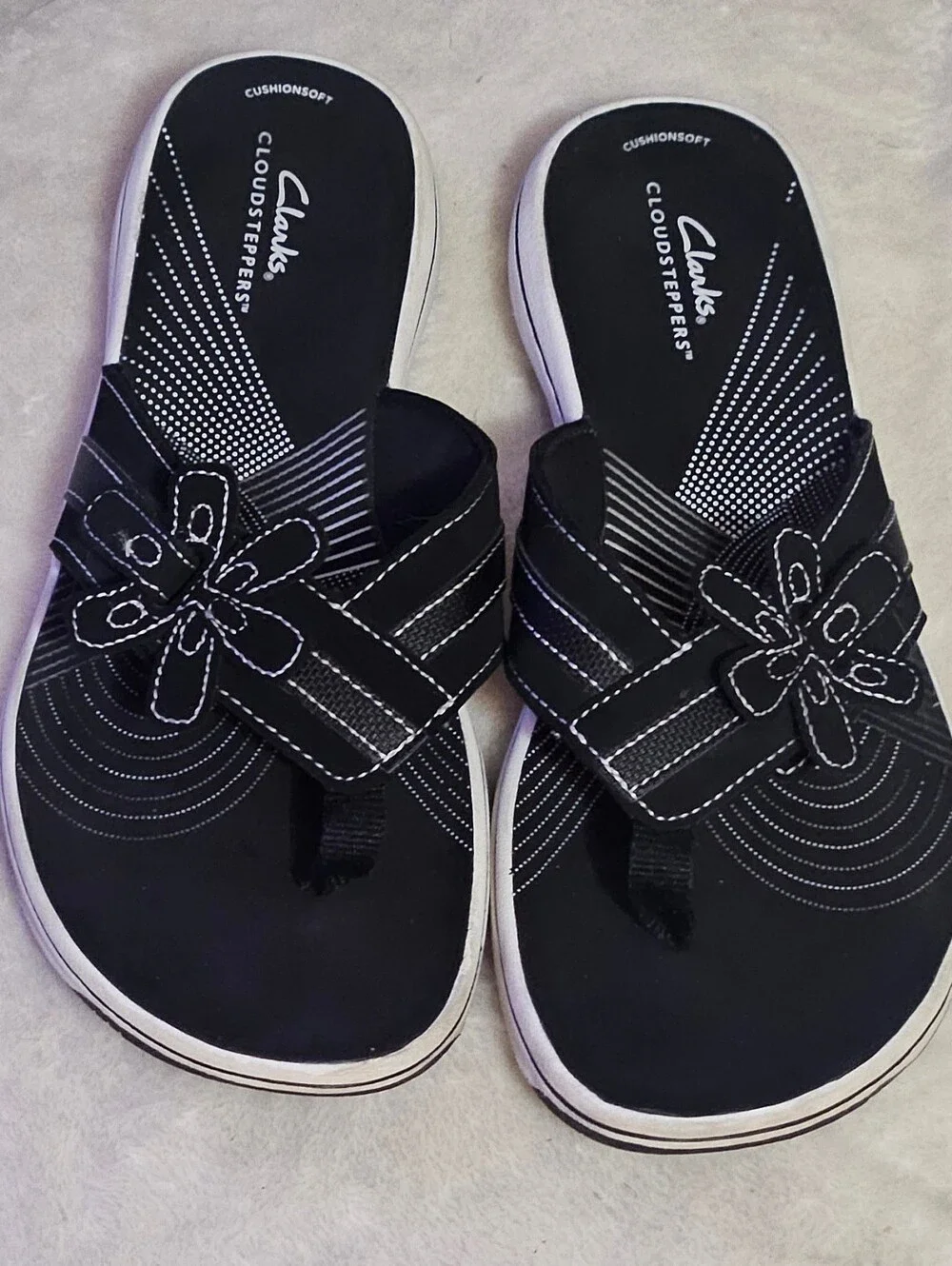 Clarks Black Floral Strap Cloudsteppers Sandals w/ Flower Detail EUC Sz 10